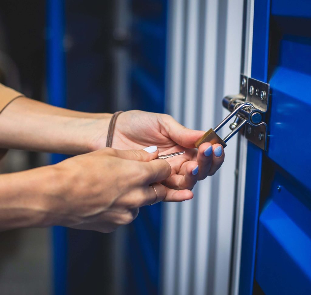 Acceso seguro para los trasteros y almacenes en alquiler en Reus en Tarragona. Necesito un Trastero.
